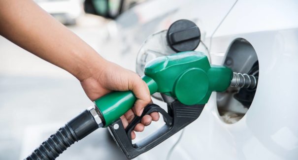Gasolina sobe 0,80% e diesel fica 0,20% mais barato
