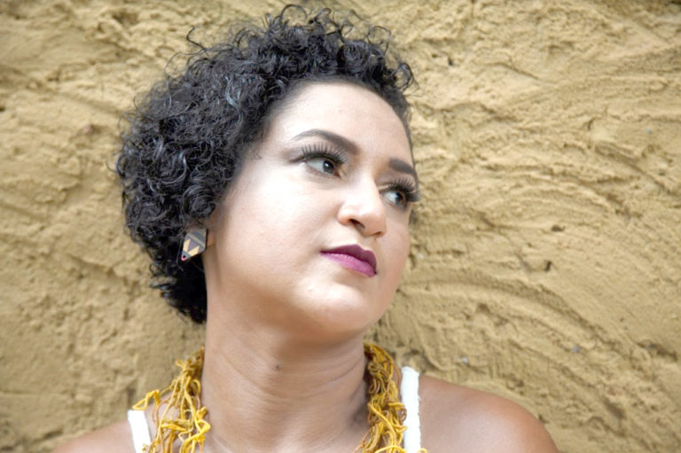 Memórias de quintal no show de Dênia Correia