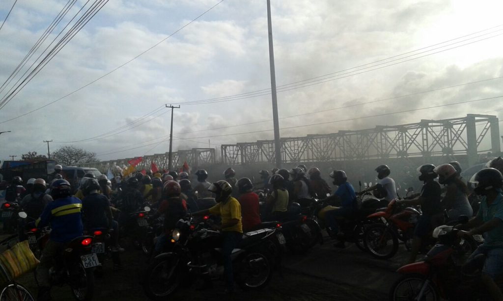 Manifestantes bloqueiam BR-135 contra reformas do Governo