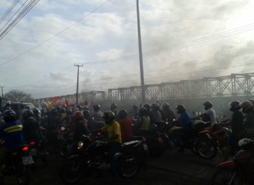 Manifestantes bloqueiam BR-135 contra reformas do Governo