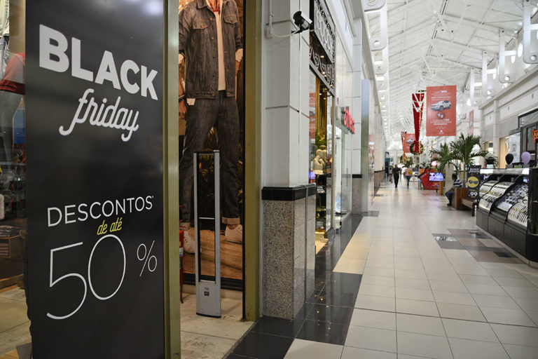 Loja virtual ou física: qual a melhor para fazer compras na Black Friday?