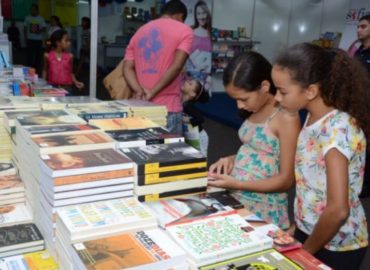 Confira a programação da Feira do Livro nesta segunda-feira