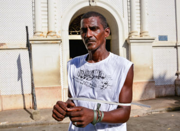 Acorrentado, homem protesta pela vida do filho