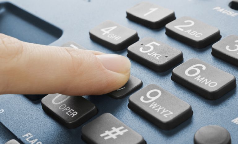 Voluntários prestam assistência emocional via telefone
