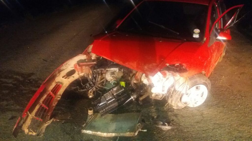 Motorista perde controle e colide com meio-fio na BR 135