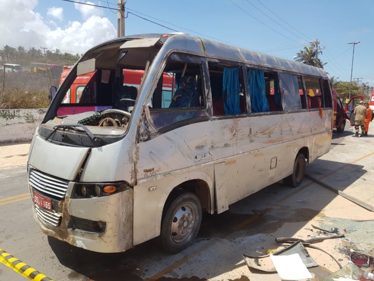 Motorista envolvido em acidente com micro-ônibus se apresenta a polícia