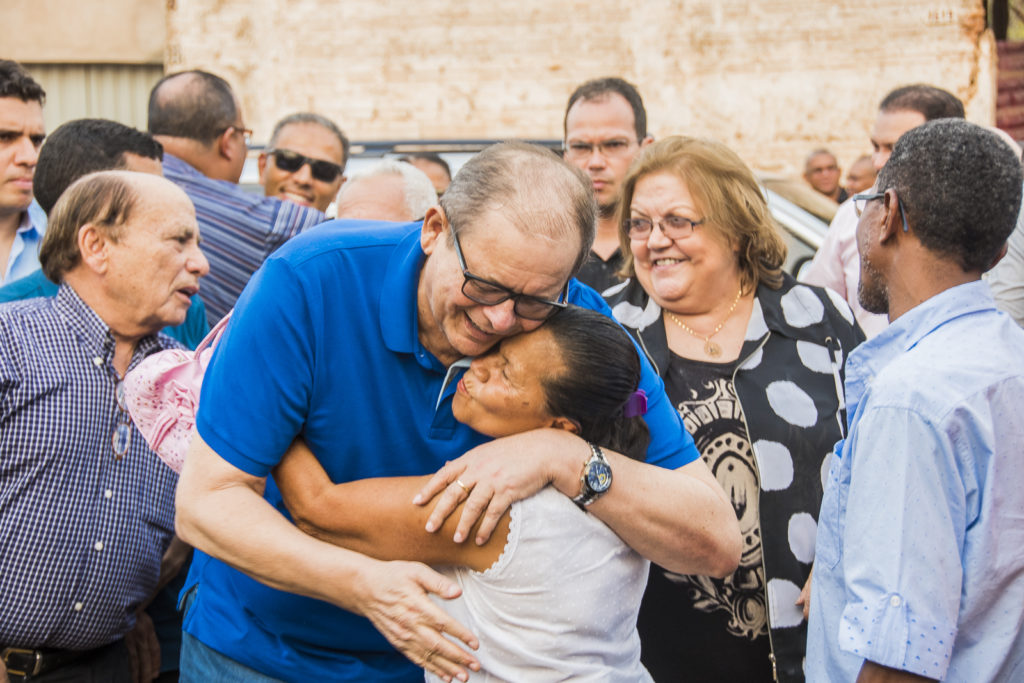 Humberto ao lado da esposa, Cleide, emocionado ao receber homenagem na cidade de Caxias, em 2016 (Foto: Reprodução)