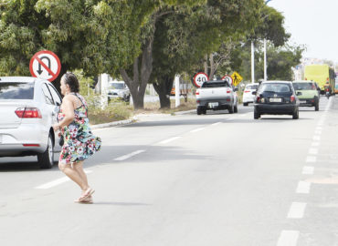 Pedestres se arriscam em travessia por avenidas movimentadas