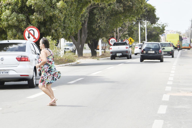 Pedestres se arriscam em travessia por avenidas movimentadas