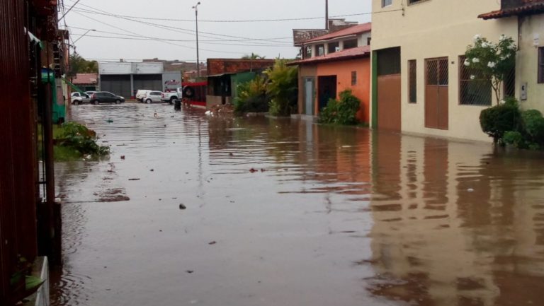 Chuva causa transtorno na manhã desta quinta-feira