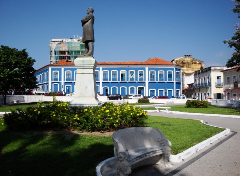 Nova iluminação mais moderna e artística na Praça Benedito Leite