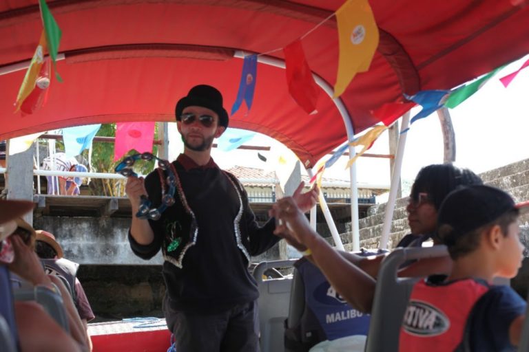 Lancha cultural leva música e diversão a Barreirinhas