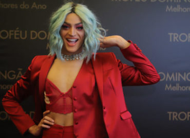 Maranhense Pabllo Vittar estampa novas latas da coca-cola