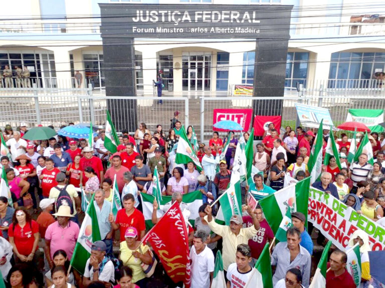 Petistas fazem ato pacífico em frente à sede do TRF