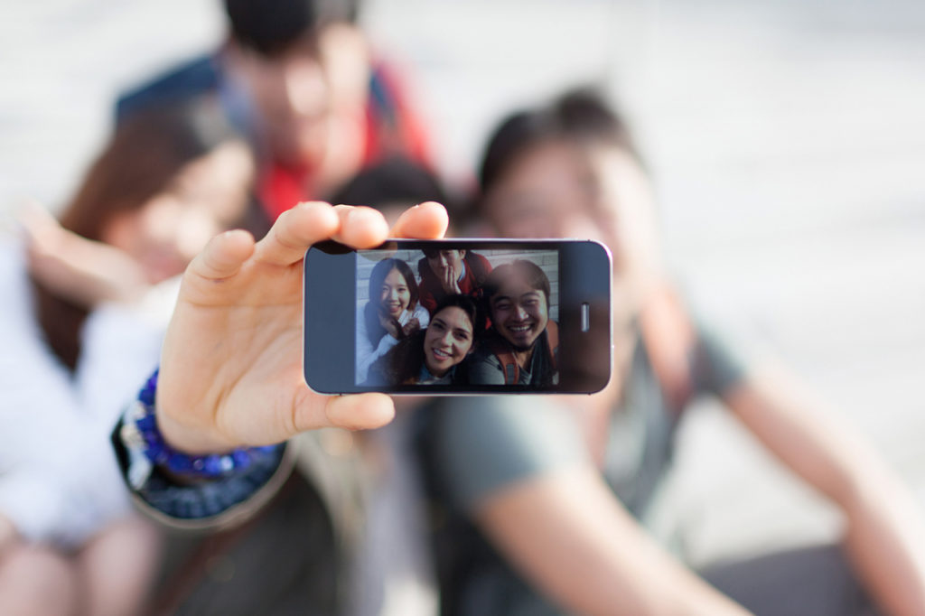 Tirar selfie em excesso pode ser sinal de distúrbio