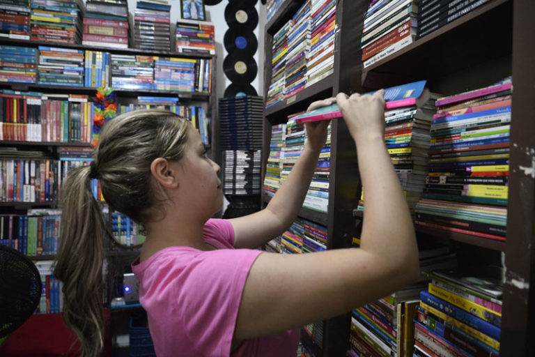 Como economizar até 80% no material escolar com livros usados