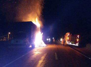 Caminhão carvoeiro pega fogo na BR-222