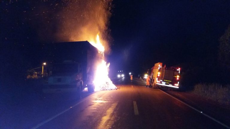 Caminhão carvoeiro pega fogo na BR-222