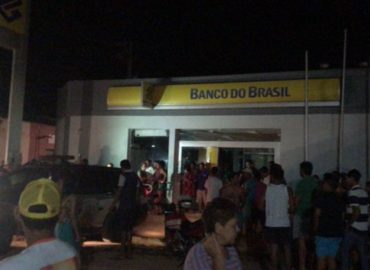 Bandidos atacam delegacia e explodem banco no interior do MA