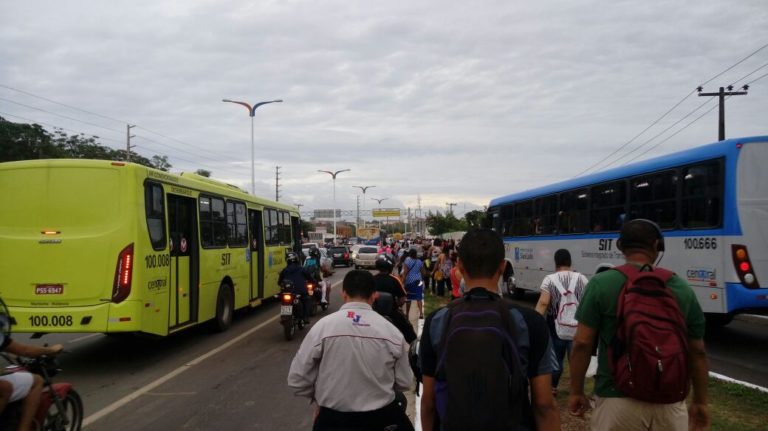 Protesto fecha Avenida dos Portugueses nesta manhã