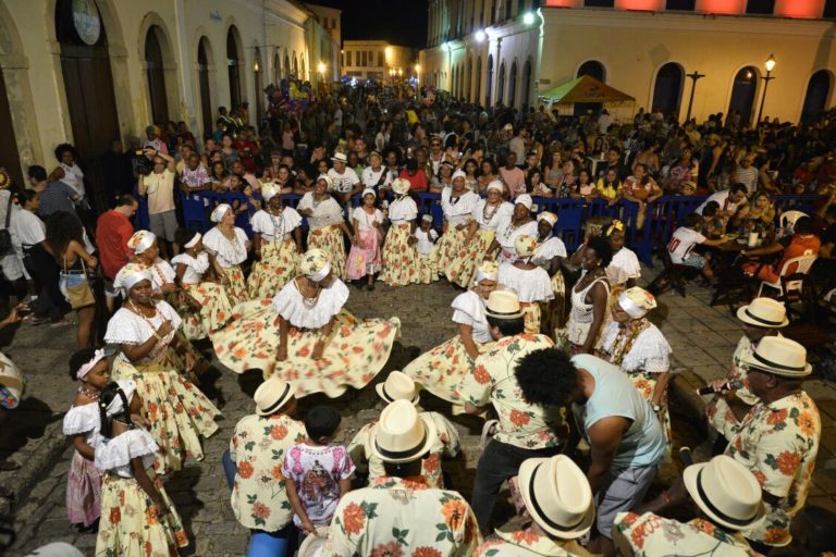 Pré-carnaval agita último fim de semana do mês