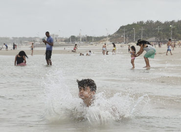 Férias com praias lotadas em São Luís
