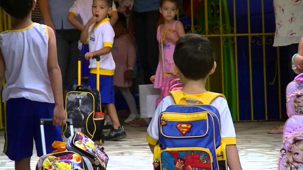 Uniforme escolar: fique atento na hora da compra e venda