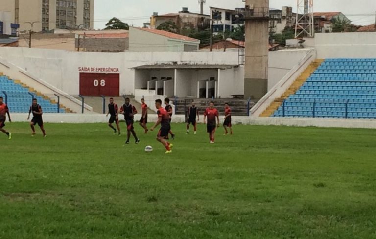 Moto enfrenta Santa Quitéria nesta quinta no Castelão