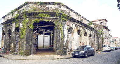 Casarões não resistem ao forte período de chuvas