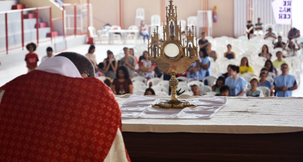 Fiéis trocam euforia carnavalesca por retiro espiritual