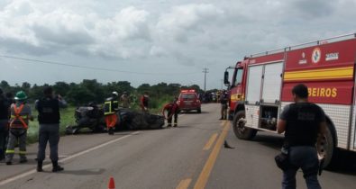 Veículo colide em poste e os quatro ocupantes morrem carbonizados