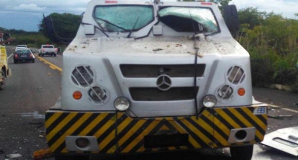 Carro forte é alvejado e tomba na BR-316