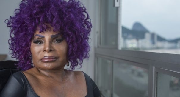 Elza Soares comanda bloco Bota pra Moer nesta segunda