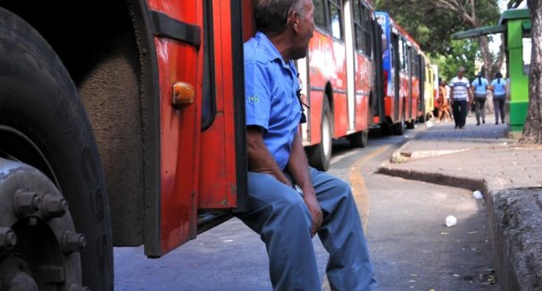 Motoristas de ônibus podem ter jornadas e salários reduzidos