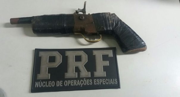 Dupla é presa suspeita de praticar assaltos na BR-226