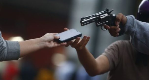 Suspeito de roubar celular em frente a supermercado é preso em São Luís
