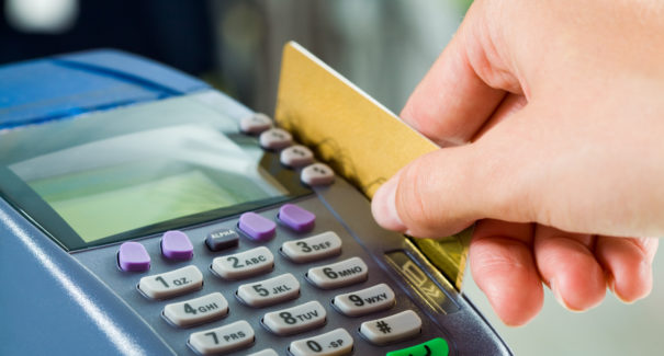 Imposição de valor mínimo para pagamento no cartão é prática abusiva, diz PROCON