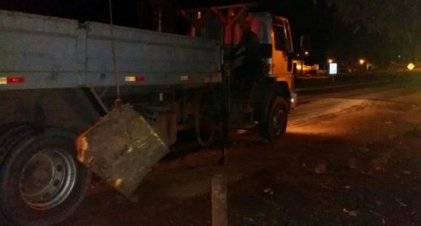Bandidos são flagrados colocando troncos na BR-135 para cometer assalto