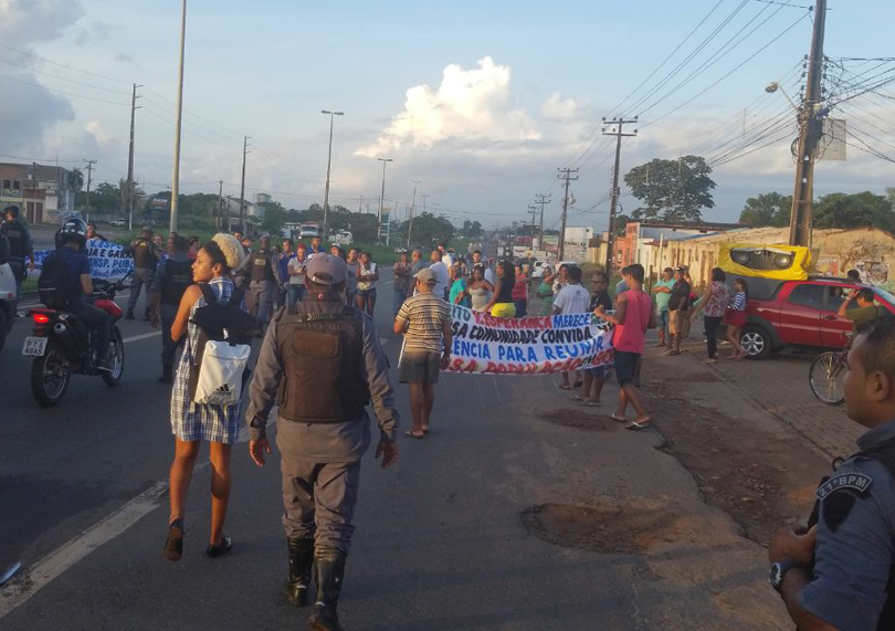 Moradores da Vila Esperança protestam por pavimentação, transporte e segurança