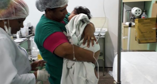 Sem sequelas, bebê jogado da ponte deverá receber alta hoje