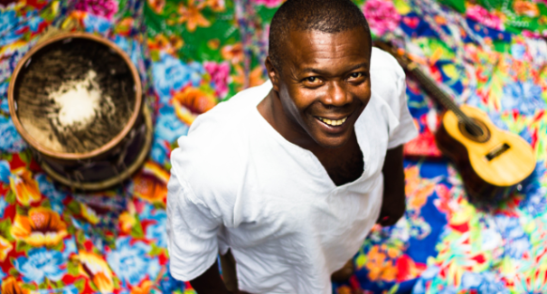 Tião Carvalho comanda show eclético no Laborarte nesta sexta
