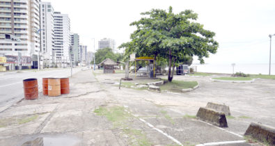 Abandono de praias na capital afasta banhistas