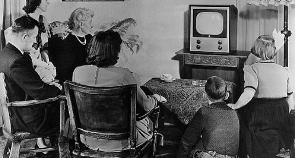 Brasileiro passa 150h por mês em frente a televisão