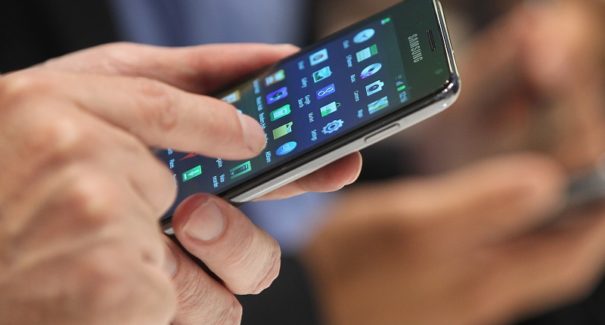 Empresas Apple e Samsung podem ser processadas por venderem celulares sem carregador