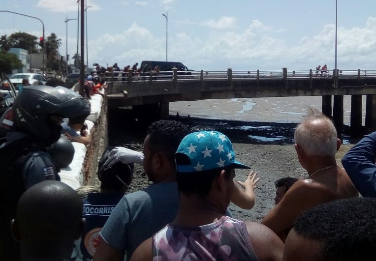 Momento em que a criança foi resgatada. (Foto: Reprodução)