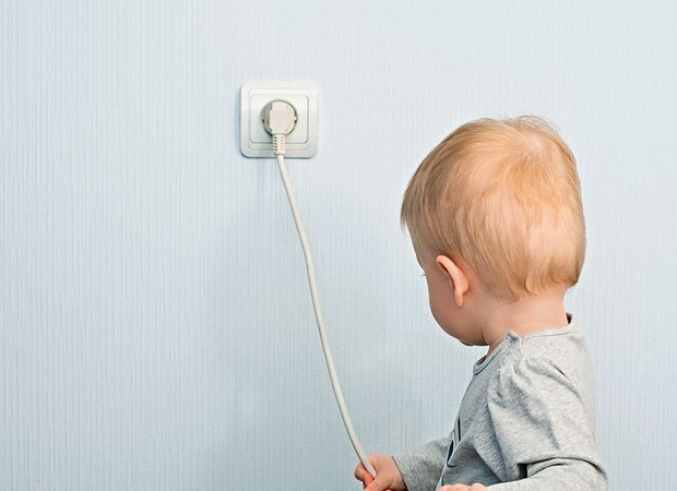 Cuidados básicos para evitar choques com eletrodomésticos em casa