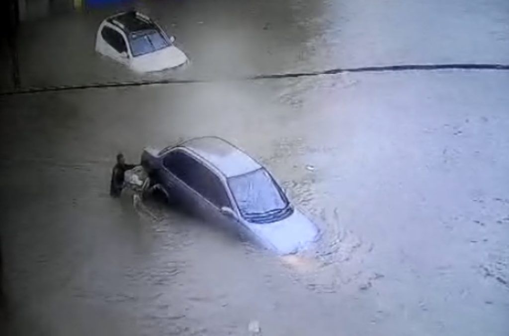 Carros boiando e ruas alagadas: veja os estragos da chuva na manhã de hoje