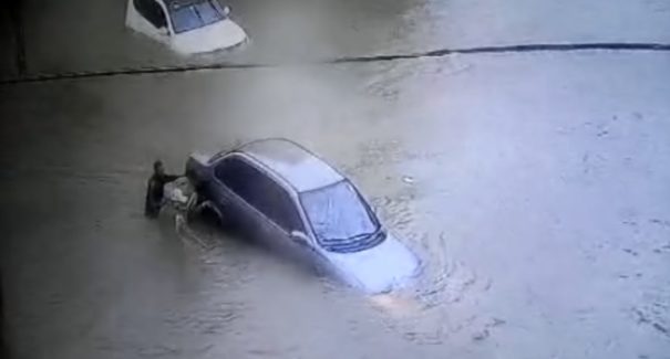Carros boiando e ruas alagadas: veja os estragos da chuva na manhã de hoje