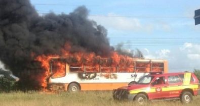 Ônibus pega fogo próximo à UFMA na manhã de hoje