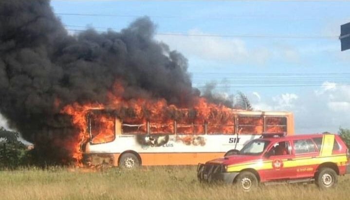 Ônibus pega fogo próximo à UFMA na manhã de hoje